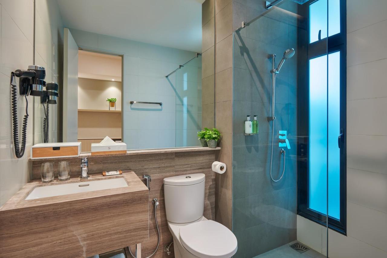 Mercure Living Putrajaya Buitenkant foto A bathroom in a hotel