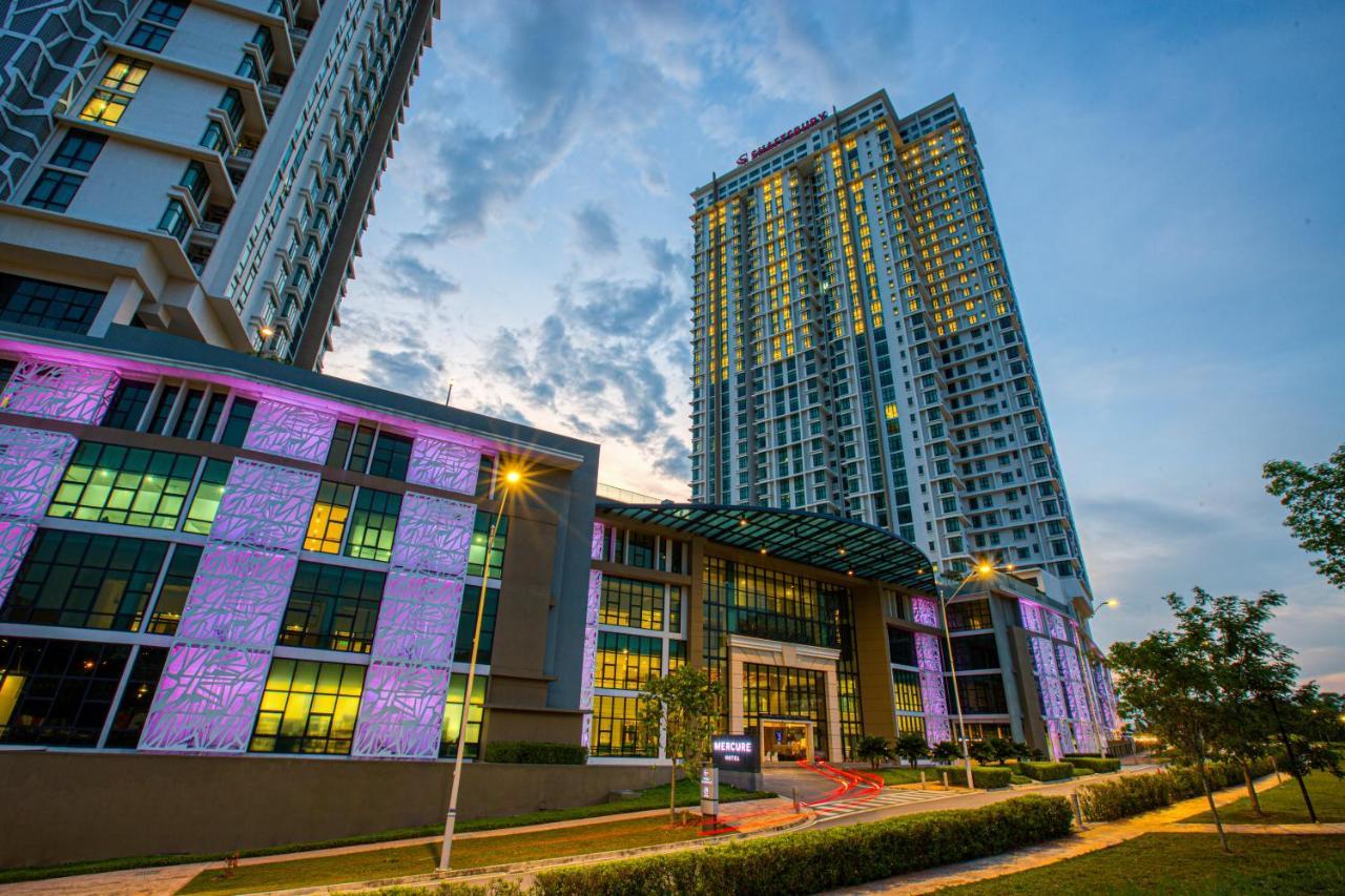 Mercure Living Putrajaya Buitenkant foto The light and sound show at the main entrance of the complex
